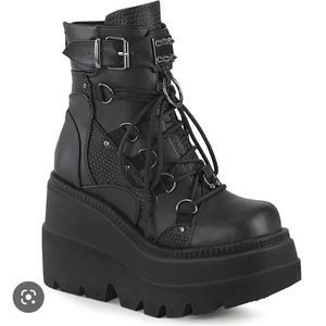 Selling these women’s size 7 Demonia shakers. I’ve never worn them